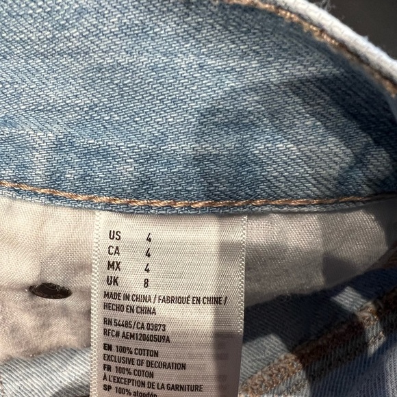 American Eagle Tomgirl Shortie Jean
Shorts Distressed Button fly Light Wash - Picture 6 of 10